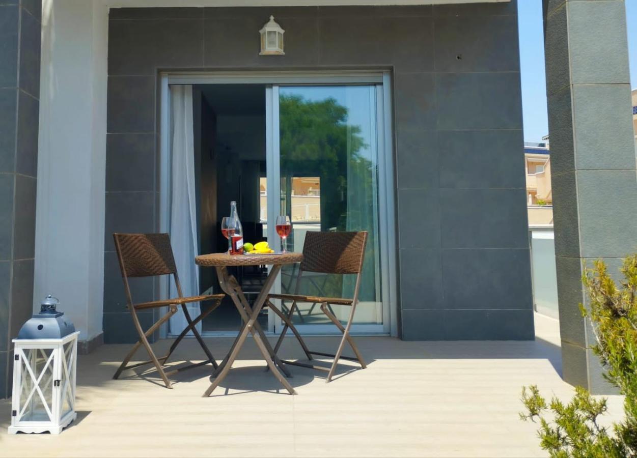 Bungalow En Punta Prima 2 Dormitorios Y Piscina Torrevieja Kültér fotó